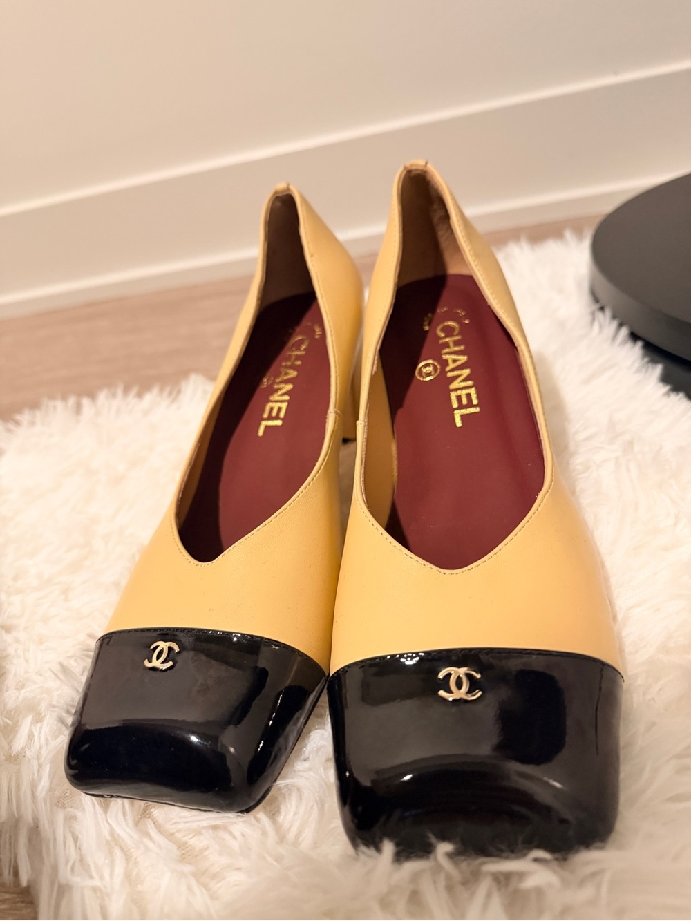 CHANEL Leather pumps with Black Patent Cap Toe and Gold CC